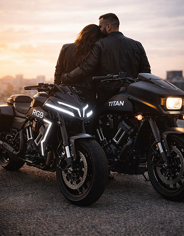 Couple sur motos RG Motorcycle noires, expérience de conduite et lifestyle moto haut de gamme